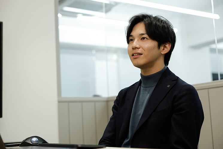 エンジニアの成長と可能性を信じるDe-Life株式会社 代表取締役 肝付純平氏。未経験のリーダー業務に苦戦する社員に対し、35年以上のキャリアを持つ副社長が現場に同行して直接サポートするなど、実効性のある「寄り添い」を体現している