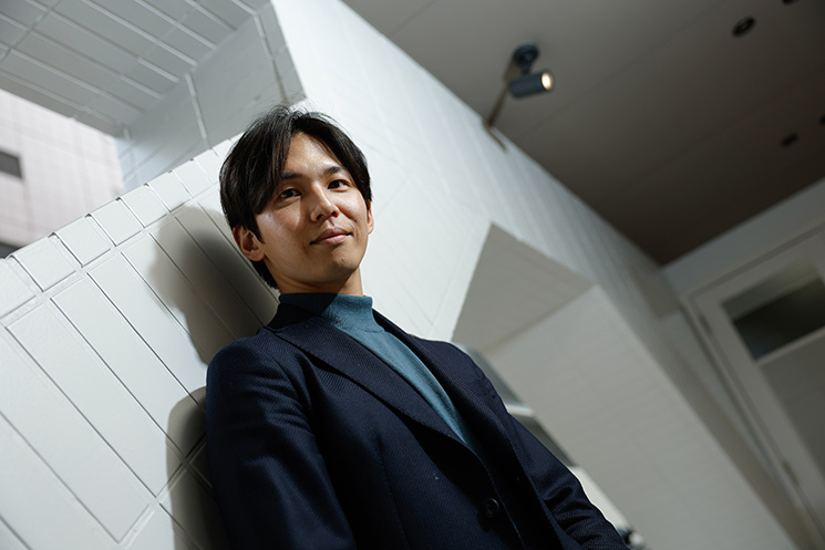 今後の展望を語ったDe-Life株式会社の肝付純平代表。Snowflakeによるデータ分析やAWS・Azureのクラウドインフラ構築を強化し、エンジニアをサポートできる適正規模を維持しながら成長を続けるビジョンを掲げている