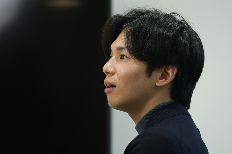 エンジニアの納得感を重視したプロジェクトアサインの信念を語る、De-Life株式会社 代表取締役 肝付純平氏。本人が納得しない案件へのアサインを否定し、キャリアプランの変化に柔軟に対応する方針を掲げている