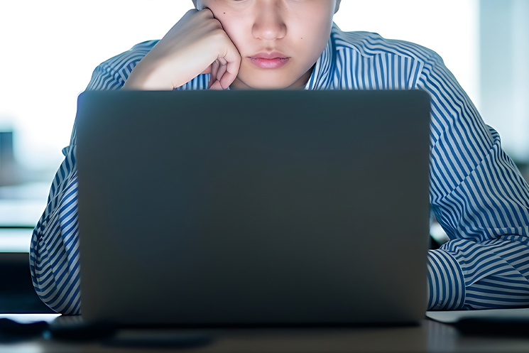 「やらされているけれど、どうにか自分が良くしてやろう」という反骨精神を持って働いている男性のイメージ