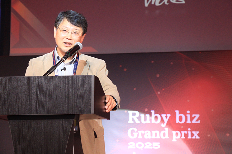 Ruby biz Grand prix2025にて、審査委員長として講評を行うまつもとゆきひろさん（2025年11月6日）