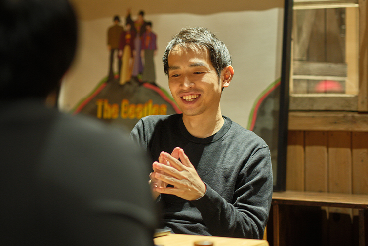 NOT A HOTEL CTOの大久保さんが、経営陣一人一人に専属エンジニアが付く体制について説明している様子