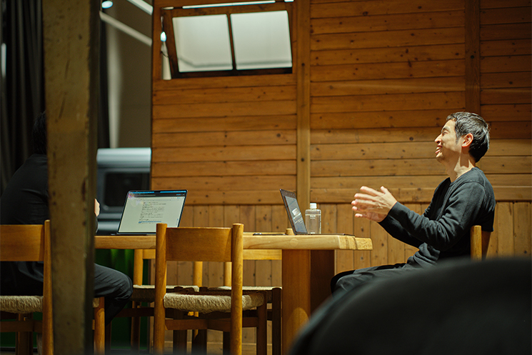 経営陣一人一人に専属エンジニアが付く体制によって、NOT A HOTELが生み出すプロダクトの質に変化が生まれてきたことを説明する大久保 貴之さん（NOT A HOTEL株式会社 上級執行役員 CTO）
