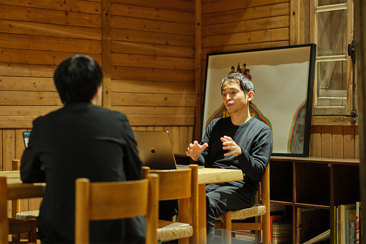 NOT A HOTEL株式会社 上級執行役員 CTOの大久保 貴之さんが、経営陣一人一人に専属エンジニアが付く体制の投資対効果について解説する様子