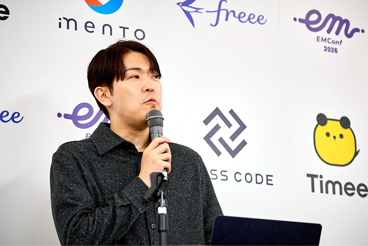 現代マネジメントの根底に潜む「軍事的世界観」について話す安斎勇樹さん