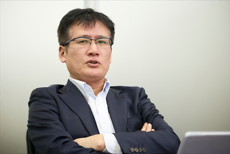 ホワイトハッカーを目指すエンジニアへの生存戦略を語る西島正憲氏。「知識の空洞化」に抗い、AIに代替されないプロフェッショナルになるための第一歩として、メモリ管理や低レイヤーの挙動を直接学べるC言語およびC++の学習を推奨している。ブラックボックス化された便利なツールを超え、コンピュータの生の振る舞いを知ることで「エンジニアとしての野生」を取り戻す重要性を説く一幕