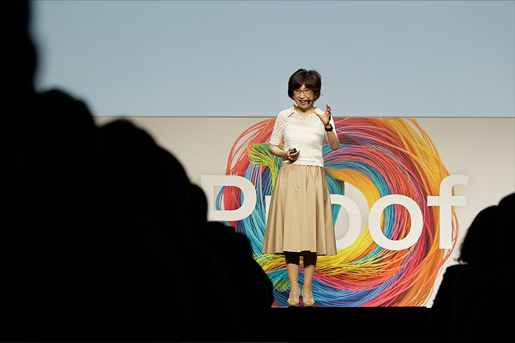 DeNAという組織のあり方を再定義する南場智子氏。「会社への忠誠」ではなく、個人の志を実現するために「組織を使い倒す」という考え方を提唱している。AIがもたらす無数のチャンスを背景に、資金、ノウハウ、チャネルといった資産を解放し、自立したチームを後押しする土壌について語る