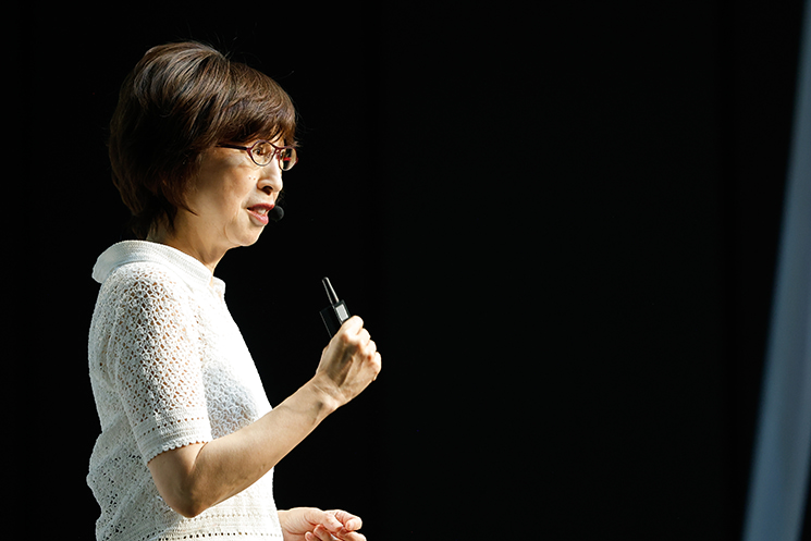 AIによる効率化の影で、空いた時間にさらなる仕事を詰め込んでしまう日本人の真面目さと、人材シフトが想定通りに進まない現状の課題を語る南場智子会長。現場の「やりたかったこと」を優先させるのではなく、人員を強制的に動かす「乱暴なリーダーシップ」の必要性を説く真剣な表情