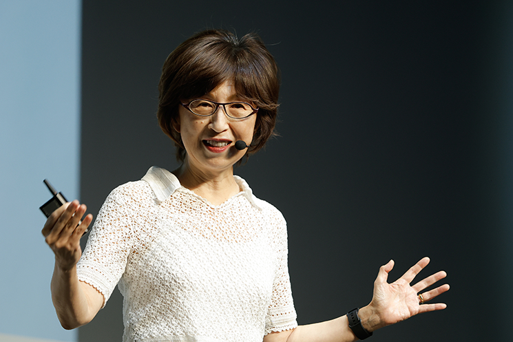 スタートアップに対し、大企業の顧客基盤や販売チャネルを活用する戦略的重要性を説く南場智子会長。大企業にはスピード感を維持するためにスタートアップと組むべきだと提唱し、共創による価値最大化を呼びかける場面