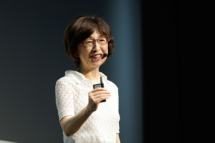 フィジカルAI領域での日本の勝機を力説する南場智子氏。日本特有の「職人芸」や「匠の技」といった暗黙知を形式知化・デジタル化して学習させることで、独自のAIモデルを構築し、産業全体を「AIネイティブ化」していくスケールの大きな挑戦を提唱している