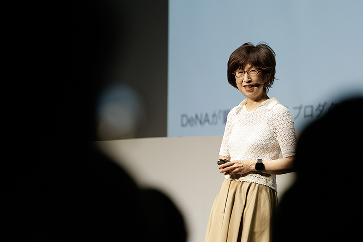 DeNA AI Day 2026にて、AI時代のプロダクト開発について語る南場智子会長。かつての「プロダクト・イズ・キング」から、AIを使いこなすことで開発スピードが劇的に向上し、UI/UXの静的な優位性よりも、変化に即応する「ベロシティ（速度）」が差別化の鍵となる時代への変遷を説いている