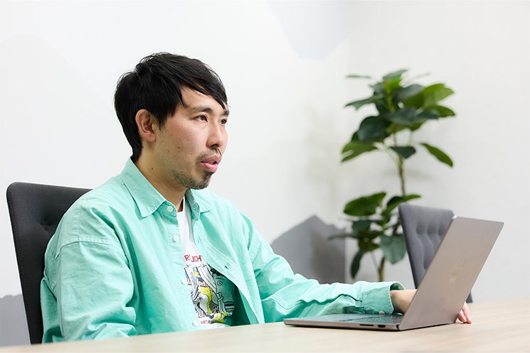 エンジニアが設計フェーズで考える要件の変化について語る細谷政徳さんの様子