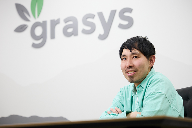 細谷政徳さんがインタビューに受け答えしている様子