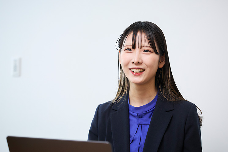 ソフトバンクの木口佳南さんが、インタビュー中に笑顔でAI戦略やAIエージェントの取り組みについて語っている様子