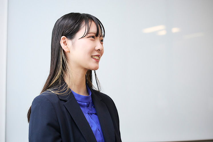 将来の展望を語る木口佳南さん。専門性に加え、財務や司法の知識を習得し、技術を経営と社会実装の視点から盤石にするという彼女の「運命の会社」に対する深い忠誠心と長期的なキャリアビジョンを象徴している