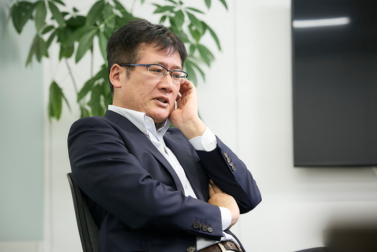 携帯電話の通信インフラ構築現場で目にした、一流エンジニアによる洗練されたソースコードの凄みについて述懐する西島正憲氏。CPUやメモリのリソースが極めて限定的だった時代の、無駄を削ぎ落とした超高速処理ロジックを例に、現代の潤沢な環境では失われがちな「1行のコードに魂を込める職人芸」と技術の本質を追求する重要性を語っている