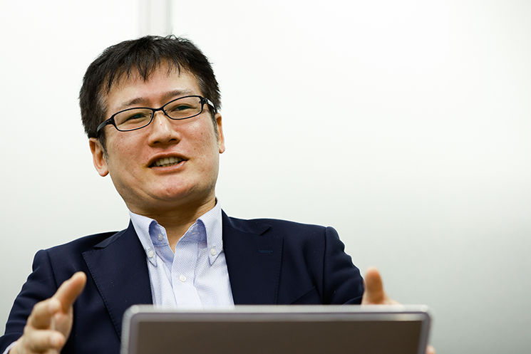 自作プロダクトへのセキュリティレビューを「ハッカー的思考」を養う好機と捉えるようアドバイスする西島正憲氏。開発期日に追われ後回しになりがちなセキュリティに対し、AIエージェントの自動診断や専門チームの評価を積極的に活用して「突かれる穴」を可視化し、修正の試行錯誤を通じてシステムの裏側（インフラの仕組み）まで深く探求するプロセスを推奨している