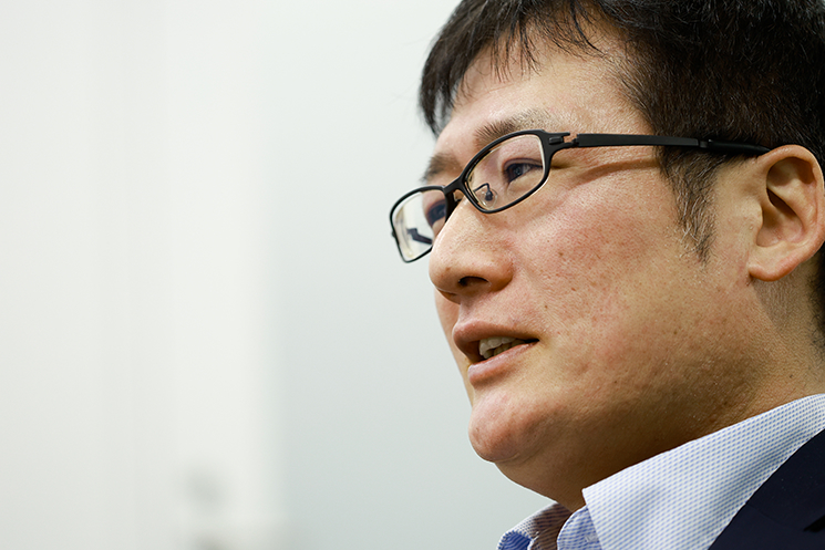 新人エンジニア時代にOSのソースコードを書く中で、プログラムがクラッシュする脆弱性に気づいた瞬間を語る西島正憲氏。抽象化された高級言語のプログラミングだけでは決して発見できない、低レイヤーにおける緻密な関数の挙動やメモリの振る舞いを理解することの重要性を強調している。ハッカーが細部に宿る「隠れた穴」を見つけるプロセスの原体験を示す一幕