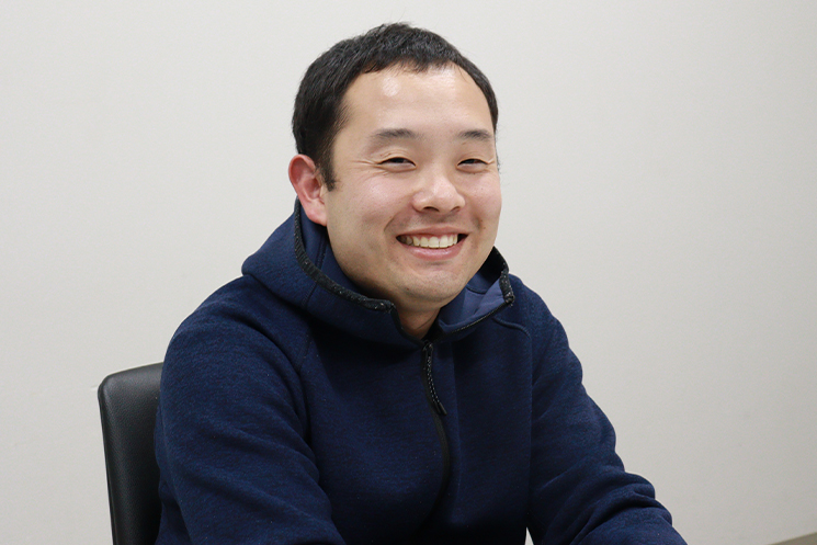 インタビューに答える吉浪啓介さん