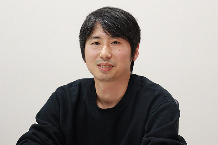 インタビューに答える吉富光章さん