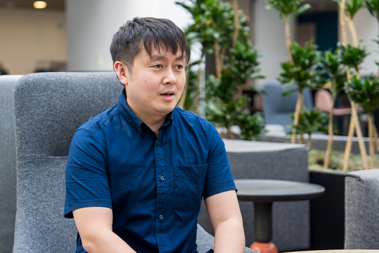 マクドナルドと派遣社員のダブルワーク時代を回想する吉田大貴さんの様子