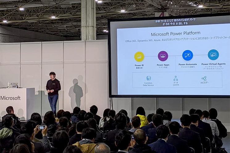 Power Platformを日本で立ち上げるための「Global Black Belt」として働く吉田さんの様子