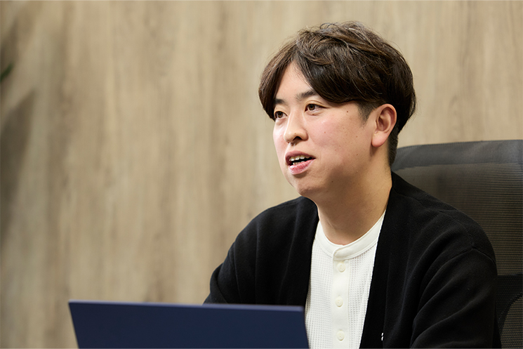 株式会社ルトラの萩谷健太さんが、昨今のSES企業の条件面でのアピール合戦について、インフレ気味になっている要因について語る様子。