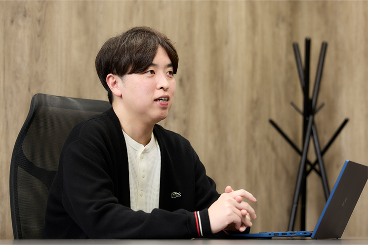 株式会社ルトラの萩谷健太さんが、入社後のギャップのズレを防ぐ方法について語っている様子。