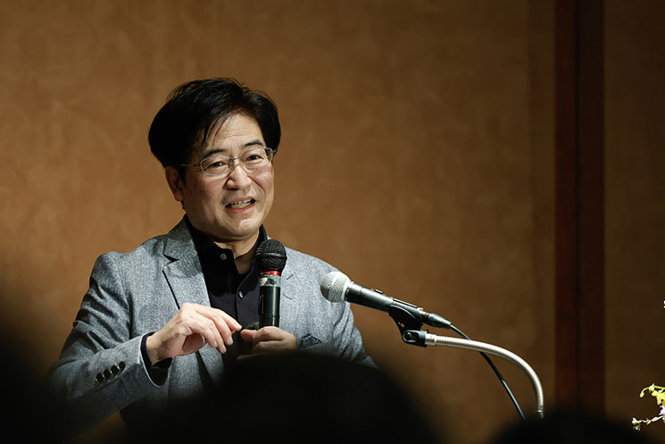 東京大学最終講義の終盤、これからの10年を担うエンジニアが向き合うべき「4つのパラダイムシフト」を語る暦本純一教授。インテグレーション（統合）、インダイレクトな制御、拡張された主体性（エージェンシー）、エフィカシー（自己効力感）という四つの概念を提示し、AIによる効率化の先にある「人間の喜びと主体性」をいかに設計すべきかという技術者の使命を説いている。