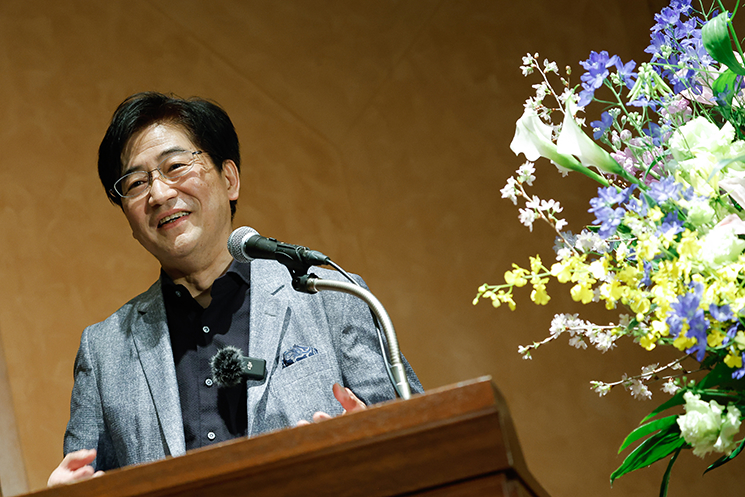 東京大学での最終講義において、AI時代のエンジニアの幸福について語る暦本純一教授。生成AIによる自動化が進む中で、人間が自ら成し遂げることで得られる「自己効力感」の重要性を説き、AIを単なる代行者ではなく、人間の能力を拡張し「自分自身の力で高みへ到達する」ためのブースターとして位置づける思想を解説している。