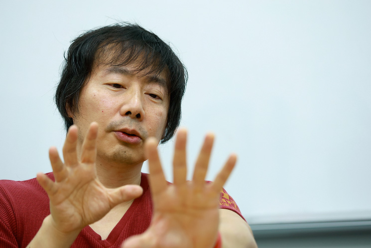 牛尾剛さんは、複数のAIエージェントと同時並行で対話・意思決定を行う「エージェントマネジャー」としての過酷さと、人間がボトルネックとなる現状を解説する