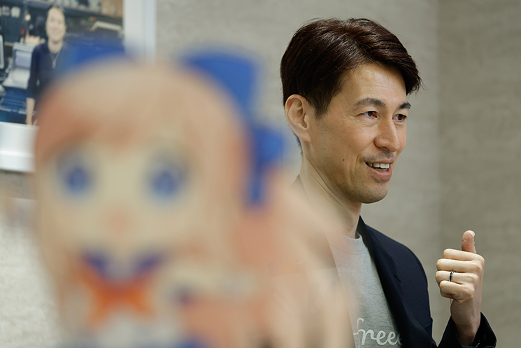 freee株式会社CISOの茂岩祐樹氏が、AI時代におけるエンジニアの生存戦略「構造を捉える力」の重要性を説くシーン。AIが瞬時に生成する一見完璧なコード（動くもの）に対し、1秒間に数万回呼ばれるメソッドのメモリ確保頻度やコネクション占有時間など、抽象化されたレイヤーの裏側にある「重さ」を見抜き、数億アクセスに耐えうる「動き続けるシステム」へ昇華させる人間の役割を語るカット。
