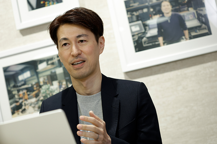 元DeNAインフラ担当の茂岩祐樹氏が、クラウドなき時代にデータセンターへ自ら10Gbps通信ケーブルを何本も束ねて引いた回線工事の苦労を語るシーン。選挙期間中の公的工事制限にハラハラした逸話など、物理の限界を技術と行動力で突破したベンチャー創業期のネットワークインフラ構築の裏側。
