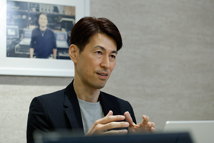 freee株式会社CISOの茂岩祐樹氏が、DeNA代表・南場智子氏とともに確立した「エンジニアリングの内製化」と「構造の理解」の哲学を語るシーン。クラウドやAPIなどの便利な既製品（中身の分からない箱）に依存しきらず、自ら手を動かしてシステムの動作原理をコントロールする重要性と、そのスタンスが現在のfreeeにも深く根付いている文脈を示すカット。