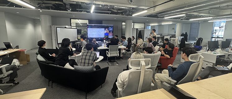 Dress Code株式会社で毎週開催される「PMFミーティング」の様子。エンジニア、ビジネスサイド、デザイナーが一同に集まり、顧客からのフィードバックを基に「真の顧客価値」を議論する、全員参加型の開発プロセスの光景