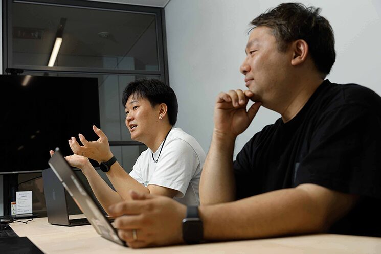 AI時代のエンジニアのキャリアと世界進出の展望を語る河村勇樹さん（奥）と山口祐司さん（手前）。生成AIの進化を追い風に、日本発の世界標準プロダクトを目指すDress Codeの決意が表れている