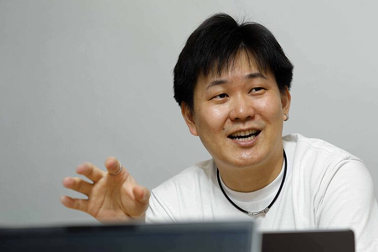 『DRESS CODE』の開発思想を語るテックリードの河村勇樹さん。従来のSaaSが抱える部門間の摩擦問題や、それを解消するコンパウンドプロダクトの必要性について解説している様子