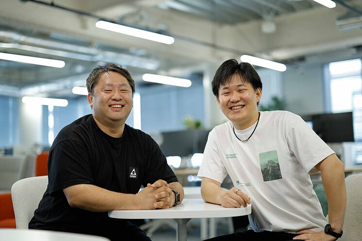Dress Code株式会社のテックリード河村勇樹さん（右）とエンジニア山口祐司さん（左）。コンパウンドプロダクト『DRESS CODE』の開発を牽引する中核メンバー