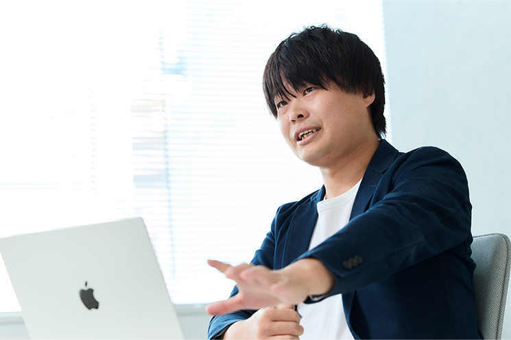 中谷さんがインタビューにて、AIによってサイバー攻撃が多段階かつ複雑化していると語る様子。
