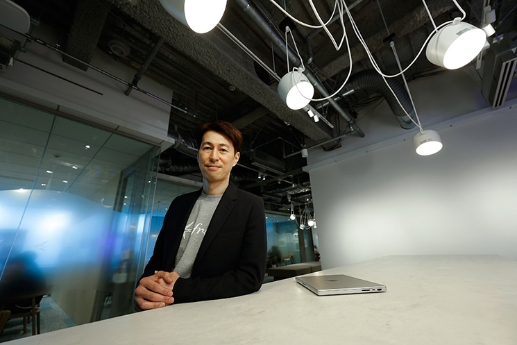フリー株式会社（freee）CISOの茂岩祐樹氏。日本IBM、DeNA創業期（社員5人目）を経て、Mobageのインフラ統括や初のセキュリティ部門を設立。著書『DeNAのサイバーセキュリティ Mobageを守った男の戦いの記録』を持つセキュリティとインフラの専門家が、freee本社オフィス内でノートパソコンを前に佇むプロフィール。