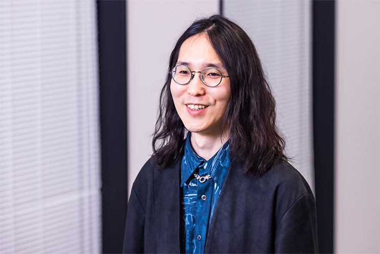 AI時代に自分の仕事がどうなっていくのかという未来予測について、「先のことは分からないが、自分が何を対価に誰から給料をもらっているのかを考え直すだけ」と話す、柳川さんの様子。