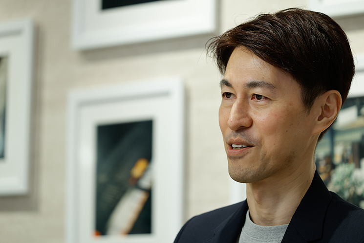 freee株式会社CISOの茂岩祐樹氏が、エンジニアのキャリアにおける「自発的好奇心」の重要性を語るシーン。Mobage（モバゲー）全盛期の過酷な業務後も独学でセキュリティを追究した原体験から、他人に強制されたハードワークではなく、未知の領域へ勝手に踏み出す自発的な知識習得こそが未来の自分を助ける最強の武器になると説くカット。
