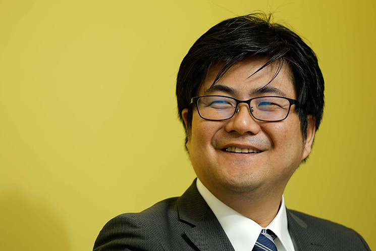 エーティケーに興味を持ったきっかけについて笑顔で語るエンジニアの高橋智洋さん