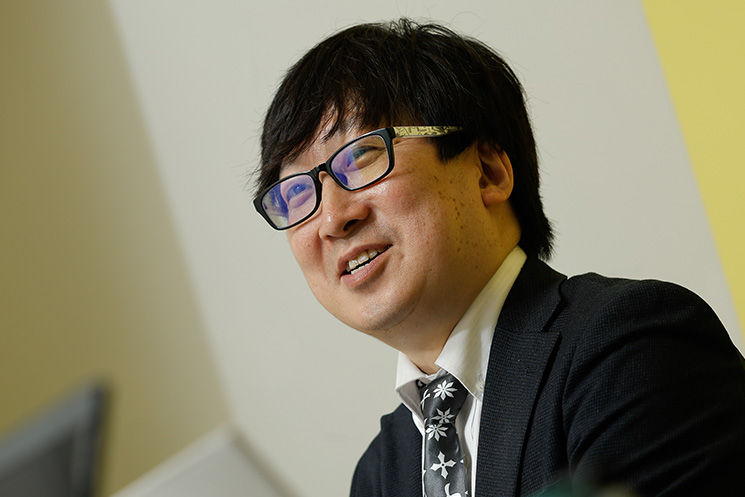 高橋智洋さんの採用面接を振り返るエーティケー代表取締役社長の戸川真哲さん