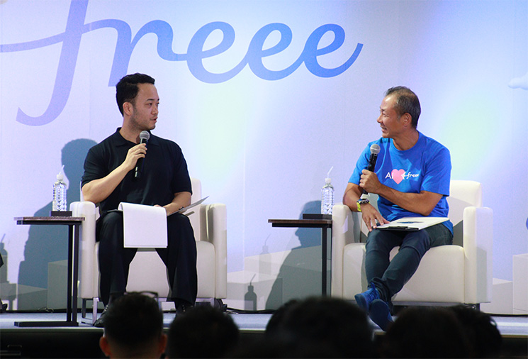 『freee 統合ワールド 2026』にて株式会社サイバーエージェント代表執行役員社長の山内隆裕さんと対談するフリー株式会社代表取締役CEOの佐々木大輔さん