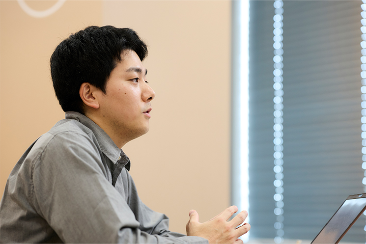 DatabricksおよびUnity Catalogを用いた権限設計の移行プロセスについて語る安平さんの様子。