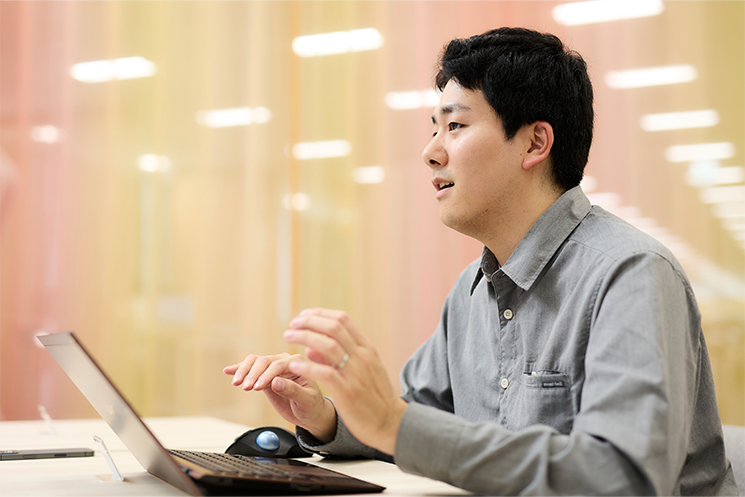 プロジェクト担当者の安平さんが、国内向けの共通認証システムを海外ユーザーに適用する過程で発覚したデータ連携の不備と、基本設計終盤での方針転換というエンタープライズ特有のジレンマを振り返る場面。
