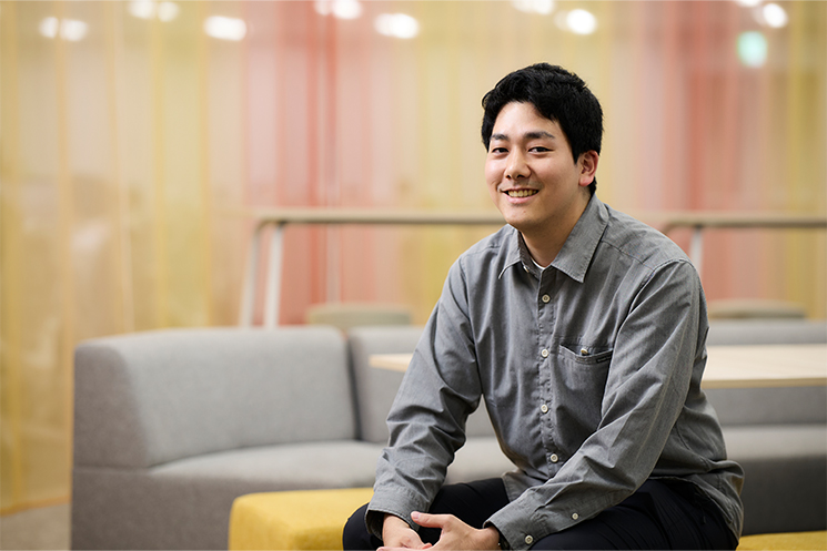 インタビューに応じる三菱UFJインフォメーションテクノロジー株式会社 AIソリューション部の安平 朔さん。