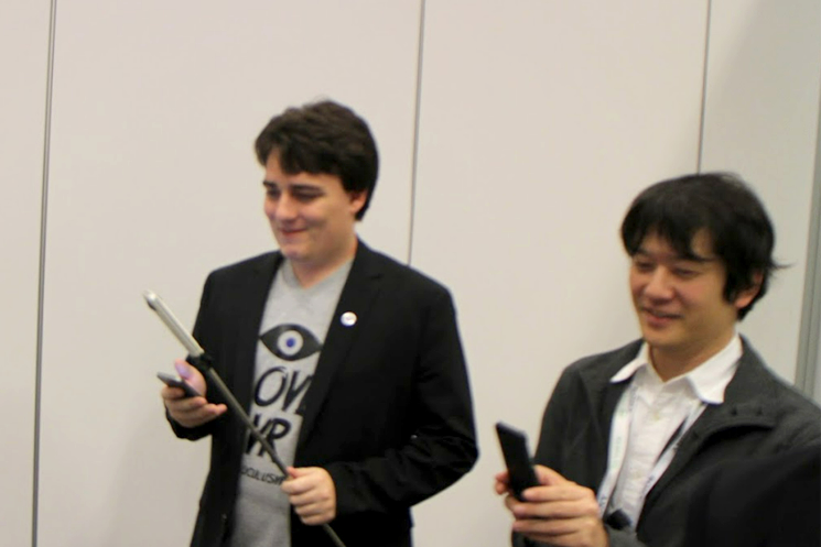 2014年1月に米国ラスベガスで開催されたCESのOculus VRプライベートブースにて、ファウンダーのパルマー・ラッキー氏とナル先生（GOROman）が並ぶ写真。この出会いを起点に相手のオタク的熱狂を徹底リサーチし、後の「Steam Dev Days」での献上品手渡しや、同年7月のOculus Japan Team誕生へと繋がっていったプロセスについて書かれている。
