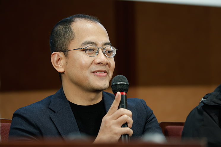 暦本純一教授の最終講義にて、海外インターンシップを相談した博士課程3年目に、駅から研究室への道すがら教授から「外からのインスピレーションだけでなく、自分自身の研究をちゃんと掘り下げて」と諭され、トレンドのインプット過多を捨てて自身のコアを深掘りする重要性に気づいた経験を語る、Preferred NetworksでAI開発をリードするAdiyan Mujibiya氏